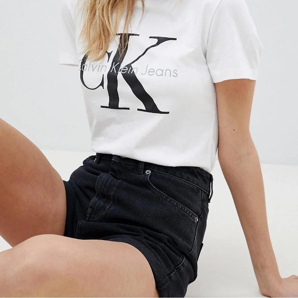 ASOS DESIGN • Denim Ritson Mom Short In Washed Black - Picture 3 of 10